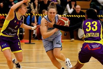 Lucile Peroche nutzt ihren Freiraum - Lucile Peroche (Mitte) erzielte beim Heimsieg der Chemcats gegen Göttingen 20 Punkte. 