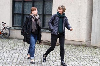 Ludwig: Turnhalle in Markersdorf derzeit leer - Oberbürgermeisterin Barbara Ludwig (hier mit Rathaussprecherin Katja Uhlemann) auf dem Weg zu Vermittlungsversuchen in Markersdorf.