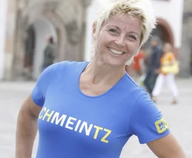 Ludwig will Imagewerbung nachbessern - 
              <p class="artikelinhalt">Stadtführerin Veronika Leonhardt war eines der Models, die am Montagnachmittag die neuen T-Shirts und Umhängetaschen in den Stadtfarben präsentiert haben. Mittlerweile ist eine heftige Debatte um den Schriftzug entbrannt. Andreas Truxa</p>
            