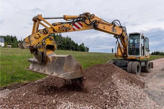 Lückenschluss im Radwegnetz bei Steinberg - Bei Crinitzberg ist der Radweg bereits fertig, im Gegensatz zu Steinberg, wo der Radweg asphaltiert wird, wurde dort nur eine sandgeschlämmte Deckschicht aufgebracht.how 