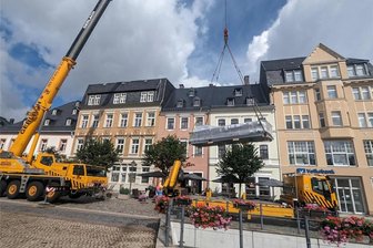 Lüftungsanlage kommt in Annaberg per Luftfracht - Von einem Kranfahrzeug wurde das große Teil der Lüftungsanlage vom Laster gehoben.