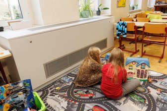 Lüftungsgerät schützt nicht nur vor Viren - Der Schoolair-B-HV - so der offizielle Name des Schullüfters in der Grundschule in Grumbach - wird von den Kindern und Erwachsenen kaum noch wahrgenommen im Alltag. Die Maschine arbeitet "flüsterleise". 