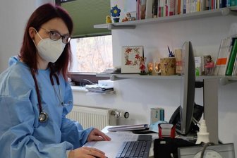 Lügen über Impfungen bei Telegram: Oelsnitzer Ärztin stellt Strafanzeige - Für Dr. Caroline Zießler ist es schockierend, wie schnell sich die Falschmeldungen über zwei angeblich in ihrer Praxis nach Booster-Impfungen verstorbene Patienten verbreiten.