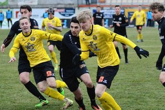 Luft in Auerbach wird dünner - Pascal Degel (hier am Ball im Spiel gegen Budissa Bautzen) wechselte erst im vergangenen Sommer von der U 19 des FSV Lok Zwickau zu den Auerbachern. Zuletzt setzte Köhler erstmals auf ihn in der Startaufstellung.