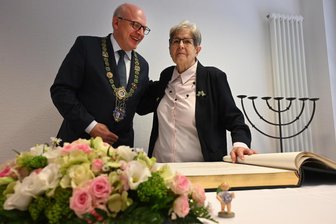 Luftangriffe auf Dresden retteten ihr das Leben: Renate Aris wird 90 - Im Beisein von OB Sven Schulze durfte sich Renate Aris ins Goldene Buch der Stadt eintragen.
