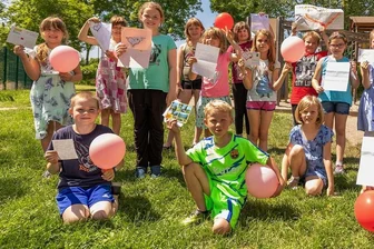 Luftballonflug: Auerbacher Schüler bekommen Post aus Österreich - Die Hortkinder der Diesterweg-Grundschule haben Luftballons mit Grüßen für die Finder Steigen lassen. Eine Antwort haben sie jetzt unter anderem aus der Steiermark erhalten. Und es gab süße Überraschungen. Foto: David Rötzschke