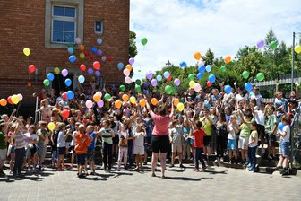 Luftballons mit Herzbotschaften verabschieden Peniger Viertklässler - 