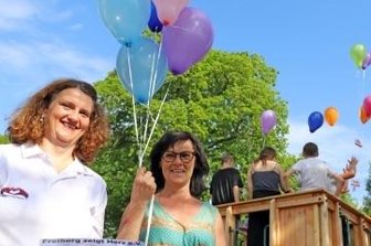 Luftballons senden Wünsche in die Welt - Heike Matschos von "Freiberg zeigt Herz" (l.) und Kinderheimleiterin Sybille Clemens lassen mit Kindern Luftballons aufsteigen.