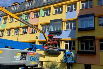 Luftfilter in Schulen: Brand-Erbisdorfer Firma setzt auf CO2-Ampel - Pilotprojekt: An der Fassade der Regelschule im thüringischen Schmalkalden hat die Firma Alusysteme-Metallbau Bellmann aus Brand-Erbisdorf Schallschutz- und Lüftungssysteme angebracht. 