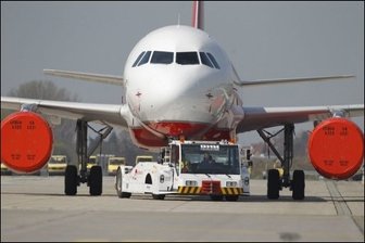 Lufthansa fliegt 15.000 Passagiere nach Deutschland zurück - Das Flugverbot an deutschen Flughäfen ist abermals verlängert worden, was die Fluggesellschaften gegen die Politik aufbringt. Das Foto zeigt ein Flugzeug mit Schutzfolien für die Triebwerke in Nürnberg.