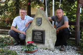 Luftschlacht über dem Erzgebirge: Vortrag mit musikalischer Besonderheit - Frank Retzlaff (links) und Ronny Gehra am Gedenkstein in Thum.