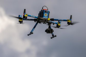 Luftüberwachung: Sachsens Polizei hat Drohnenflotte verdoppelt - Die Drohne Matrice 300 des chinesischen Herstellers DJI ist eine der am meisten genutzten unbemannten Fluggeräte der Polizei und kam etwa zur Fußball-EM zum Einsatz.