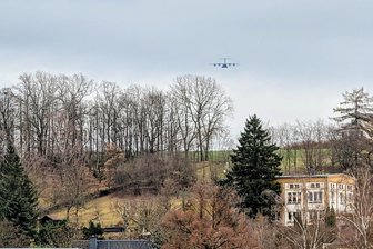 Luftwaffe sorgt über dem Erzgebirge für Aufsehen - Diese Bundeswehr-Maschine flog am Mittwoch über Stollberg.