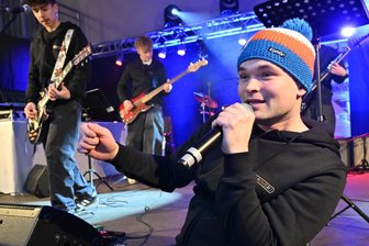 Lugau feiert 1. Winterfest: Wird es eine Neuauflage geben? - Die Band „Dressed“ um Marco Heimer (vorn) hat beim 1. Lugauer Winterfest für Stimmung gesorgt.