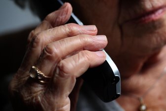Lugau: Goldbarren und Schmuck nach Anruf weg – Zeugenaufruf - Nach einem Schockanruf bei einer Seniorin in Lugau sucht die Polizei Zeugen.