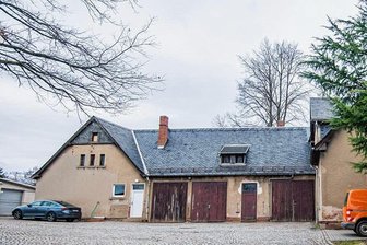 Lugau hofft auf 4 Millionen Euro Förderung - was ist mit dem Geld geplant? - Die energetische Sanierung des Bauhofgebäudes sowie der Abriss und Neubau des Seitenflügel (links) stehen in den kommenden Jahren ganz oben auf der Agenda der Stadt Lugau. 