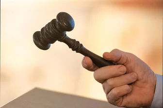 Lugau lässt Feuerwehrfahrzeuge von Chemnitzer Auktionshaus versteigern - Im März kommen sie unter den Hammer: eine ausgediente Drehleiter und ein altes Tanklöschfahrzeug.
