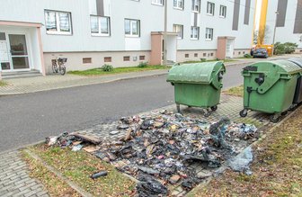Lugau: Papiercontainer angezündet - Gegen 2 Uhr wurden die Kameraden der Feuerwehr Lugau in die Clara-Zetkin-Straße alarmiert.