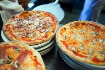 Lugau: Pizzabote mit Waffe bedroht - Der Täter forderte vom Pizzaboten Bargeld.