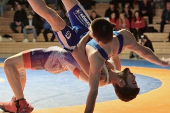 Lugau sieht in Aue kein Land - Aues Amir Dastouri, der in dieser Szene den Lugauer Shoaib Mohammadi wirft, gelang ein Sieg mit technischer Überlegenheit. Der Meistertitel ist den Landesliga-Veilchen vor dem Rückkampf quasi schon sicher.