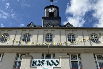 Lugau sucht Teilnehmer für Festumzug beim Stadtjubiläum - Erste Girlanden schmücken schon das Rathaus. 825 Jahre Lugau und 100 Jahre Stadtrecht werden bald gefeiert.