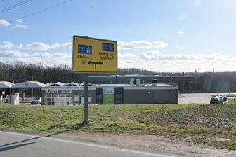 Lugau und Gersdorf einig bei Radwegroute - In Höhe Tankstelle soll der Radweg hinter dieser herumgeführt werden (hier: Blick aus Richtung Erlbacher Straße), so Lugaus Vorschlag. 