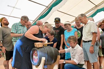 Lugauer Festwoche feierlich eröffnet – Erster Auftritt der Geschwister Weisheit - Mit zwei Schlägen zapfte Bürgermeister Thomas Weikert (rechts neben dem Fass) das Fass sauber an.
