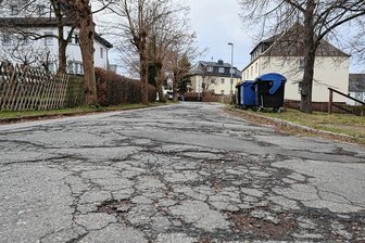 Lugauer Leser fragt: Warum ist zuerst die Gutenbergstraße dran? - Die Gutenbergstraße in Lugau ist stark sanierungsbedürftig. Die Stadt will 530.000 Euro in die Instandsetzung investieren. An Eigenmitteln sind 216.000 Euro geplant, der Großteil der Maßnahme soll über Fördermittel finanziert werden.