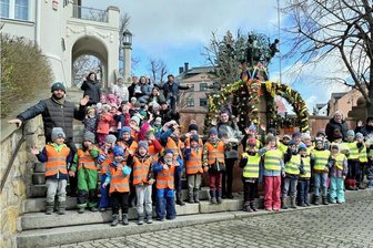 Lugauer Osterbrunnen ist geschmückt - Großer Auflauf nach der Eröffnung des Lugauer Osterbrunnen. Das Schmücken ist, wie schon jedes Jahr davor, eine große Gemeinschaftsaktion gewesen