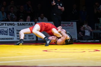 Lugauer Ringer halten in Werdau nur vor der Pause mit - Hier sah noch alles gut: Konrad Kozlowski (unten) hat seinen Gegner Jonas Kock im Griff. Doch später wendete sich das Blatt.