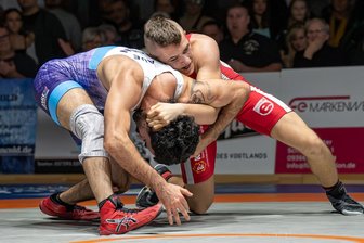Lugauer Ringer schrammen am Titel vorbei - Obwohl Leon Blachut (r.) sein Freistil-Duell gegen Amir Dastouri im 66-Kilogramm-Limit verlor, war zu diesem Zeitpunkt noch alles möglich.