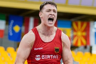 Lugauer schafft es ins Ringer-Finale - Ringkämpfer Anton Vieweg schreit seine ganze Freude heraus, nachdem er im Halbfinale der Junioren-Europameisterschaft den Weißrussen Pavel Hlinchuk nach einem Rückstand besiegt hat. 