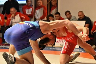 Lugauer stürmen ins Finale - Shoaib Mohammadi (r.) und der Greizer Drin Abdullahu lieferten sich ein Duell mit Haken und Ösen. Mit einer spektakulären Aktion kurz vor Schluss entschied der Lugauer den Vergleich für sich. 