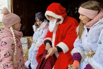 Lugauer "Weihnachtsmann in Ausbildung" hat seine Not mit schüchternen Kindern - Alina aus Niederwürschnitz traute sich und  sang für den Weihnachtsmann und seine Engel Samija (links) und Lara-Eloise das Lied vom Tannenbaum. Erst bei der letzten Zeile siegte die Aufregung der Vierjährigen und sie brach ab. 