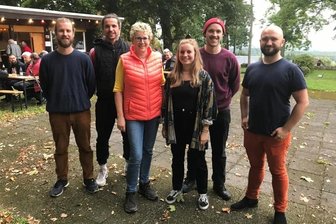 Luginsland: Was diese Truppe mit dem alten Ferienheim vorhat - Andreas Widmann, Christian Botsch, Nadine Meier und Dominik Griesbeck (von links) stehen für das Kulturprojekt Lugila. Sepp Schwarzenbach (rechts) ist künftiger Eigentümer und Vermieter des Grundstücks. Schönbergs Ortsvorsteherin Heike Sauer (3. von links) befürwortet die Ideen.