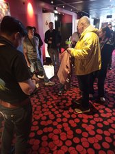Luis Vorbach  (im grauen Shirt) mit Fans im Cinestar Chemnitz. Der Jungschauspieler warb in Chemnitz für seinen Film "Alfons Zitterbacke - Endlich Klassenfahrt".