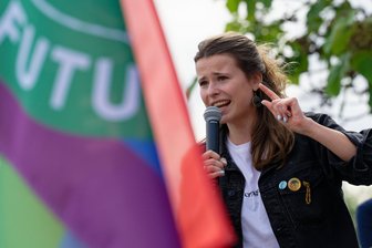 Luisa Neubauer: Bei den 16- bis 24-Jährigen mehr Stimmen für das Klima als für die AfD - Deutschlands bekannteste Klimaaktivistin: Luisa Neubauer spricht hier bei einer Kundgebung von Fridays for Future in Köln.
