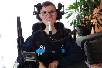 Lukas, 20, Rollstuhlfahrer und Student in Mittweida: Biete einzigartigen Alltag - suche Pflegeteam - Lukas hat eine unheilbare Krankheit und sitzt in einem Elektrorollstuhl. Damit er ein selbstbestimmtes Leben führen kann, sucht er engagierte Menschen.