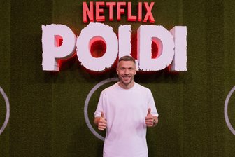 Lukas Podolski: Premiere nach Rücktritt - Auch nach dem Ende der Karriere gut gelaunt: Lukas Podolski.