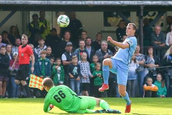 Lukas Stagge trifft in Thalheim doppelt - Das frühe 1:0 für die Himmelblauen: Lukas Stagge traf in der 18. Minute zum 1:0 gegen Thalheims Keeper Stefan Berger.