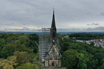 Lukaskirche Zwickau-Planitz: Tage des Turms mit Gerüst sind gezählt - vorerst - Noch ist der Turm der Lukaskirche Planitz eingerüstet. Die Konstruktion wird in den nächsten Wochen rückgebaut.