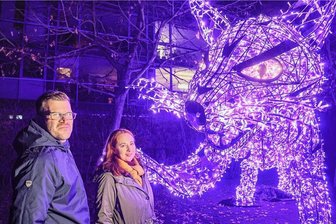 "Lumagica" in Lichtenwalde: Zehn Fakten zur beeindruckenden Lichterschau - Sebastian Bau von der MK Illumination hat mit seinem Team den Lichterpark konzipiert. Schloss-Geschäftsführerin Patrizia Meyn hat die Ausstellung nach Lichtenwalde geholt. Die Katze spielt auf die isländische Mythologie an.