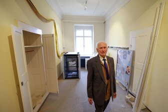 Lungenheilanstalt im Schloss Waldenburg: Was im Krankenzimmer 107 geschah - Heinz Meier steht im ehemaligen Krankenzimmer 107. Hier wurde er 1963 als Patient der Lungenheilanstalt im Waldenburger Schloss aufgenommen.