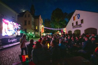 "Lungscher Liebe" und "Hot im Herzen" jubeln über deutschen Fußballerfolg und Torwandkicker - Knapp 300 Leute erlebten im Oberlungwitzer Rathaushof zum Fußball-EM-Auftakt einen stimmungsvollen Abend mit viel Fußball.