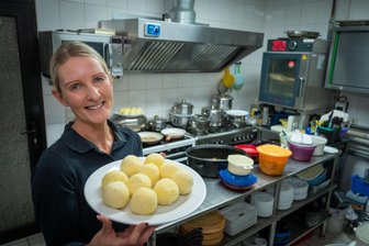 Lunzenau beweist Vielfalt: Vom Gartencafé bis zur Schokoladenverkostung - Susan Esche, Betreiberin des Gartencafés Schievelbein, bietet kleine Gerichte, Mittagsgerichte und Menüs an. Sie verzeichnet viele Stammgäste aus Lunzenau.