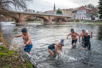 Lunzenau: Darum badeten fünf Mutige in der eiskalten Mulde - Premiere hatte am Samstag das Neujahrs-Anbaden in der Mulde am „Prellbock“ in Lunzenau.