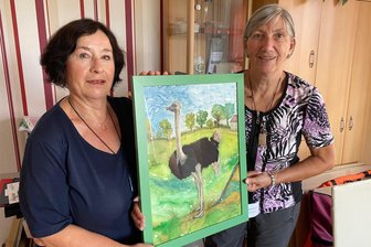 Lunzenau: Erfolgreiche Kunstausstellung „Farbenspiele der Malerei“ endet bald - Christine Nitzsche (links) stellt noch bis 1. Oktober in Lunzenau aus, Rita Deuschler liest dazu passende Lyrik.