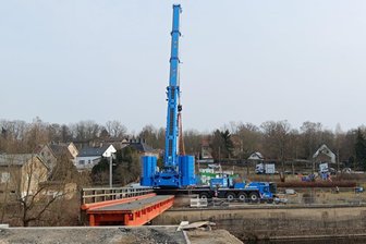Lunzenau: Großkran entfernt 126 Tonnen schwere Behelfsbrücke - Ein Großkran hob die Fahrbahn aus.