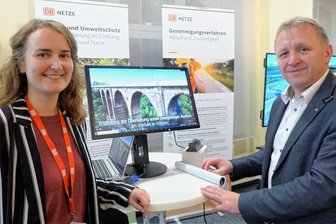 Lunzenau hofft weiter auf den Bahn-Halt in Cossen - Auch Lunzenaus Bürgermeister Ronny Hofmann informierte sich zum Ausbau der Bahnstrecke Leipzig-Chemnitz. Bei Cindy Carl von der DB Netz AG konnte er die Strecke in digitaler Version anschauen, so auch das Göhrener Viadukt. 