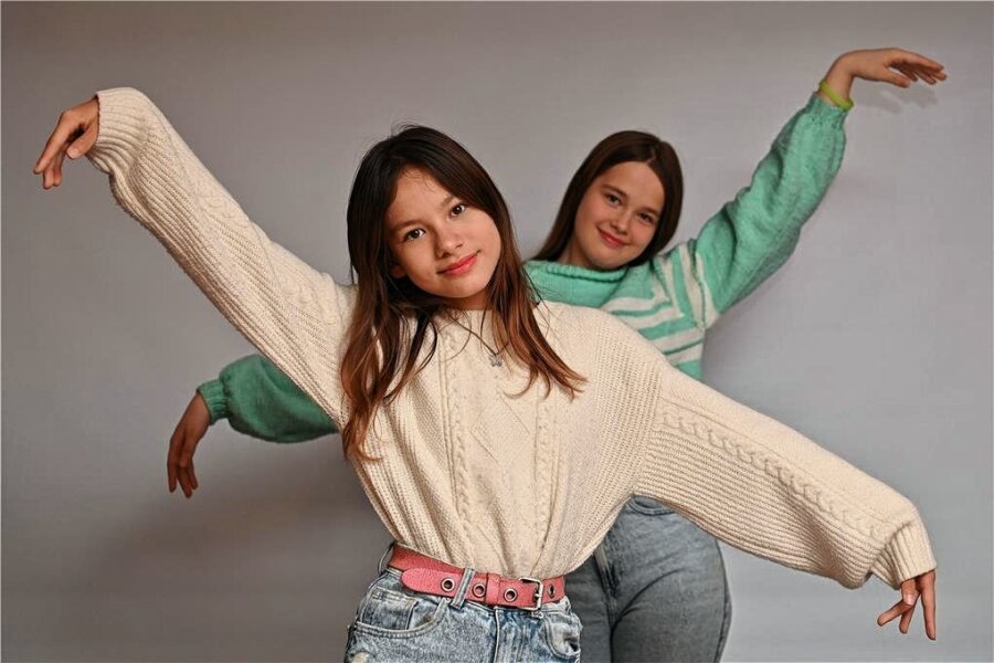 Lunzenau im K-Pop-Fieber: Wie zwei junge Tänzerinnen für koreanische Popmusik begeistern - Jessica (li.) und Daria trainieren für ihren Auftritt am 10. März im Bürgersaal im Rathaus Lunzenau. 